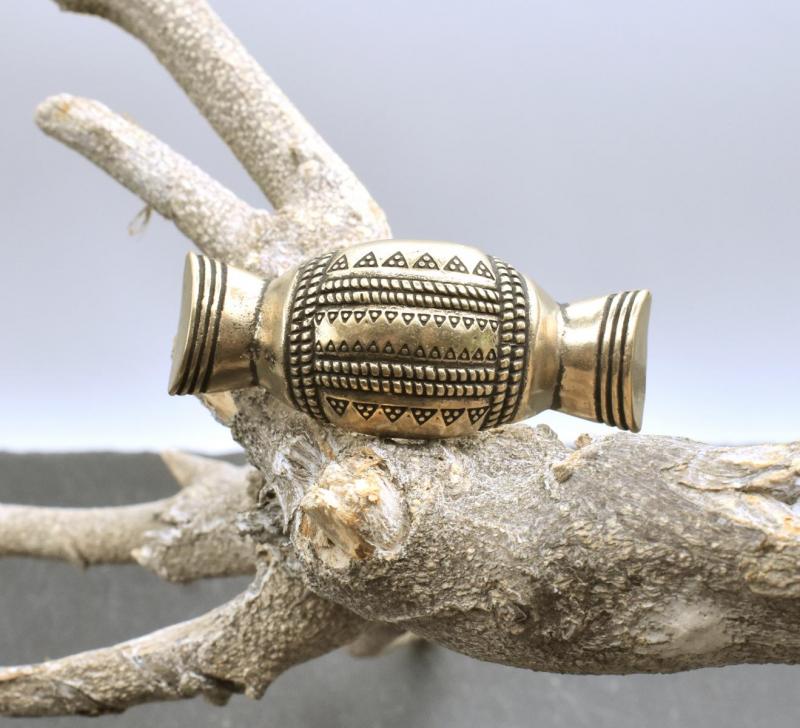 Wikinger Gleicharmfibel aus der Vendel Zeit  aus Bronze auf einem Ast